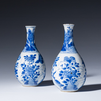 Paire de vases de forme bouteille en porcelaine de Chine bleu et blanc à décor de grues, Kangxi
