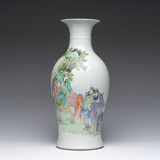 Vase en porcelaine de Chine famille rose à décor figuratif, marque à six caractères, 20ème siècle
