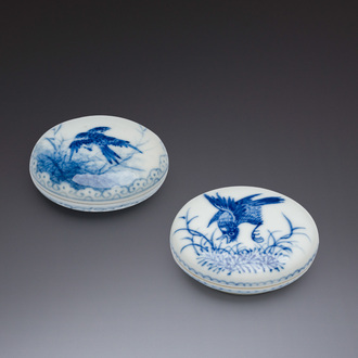 Deux boîtes à pâte en porcelaine de Chine bleu et blanc dans le style de Wang Bu 王步, marque de Yongzheng, République, 20ème siècle