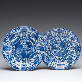 A pair of Japanese blue and white Arita Kraak style plates, Edo, 17th/19th C.
