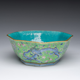 Bol de forme hexagonale en porcelaine de Chine famille rose à décor de dragons, marque et époque de Tongzhi