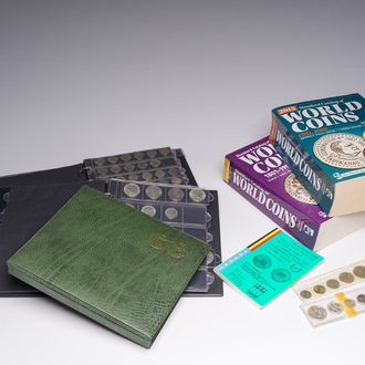 Collection variée de monnaies et de fiches dont la plupart en argent, accompagnée de trois publications, 19ème/20ème siècle