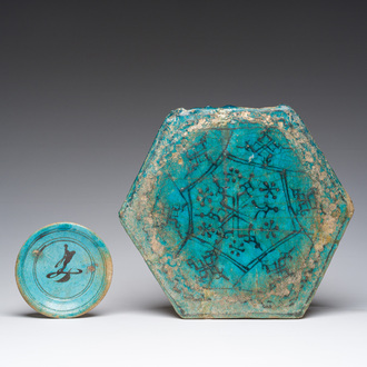 Carreau islamique de forme hexagonale émaillé turquoise et une petite coupe à décor calligraphique, probablement Damas, Syrie, 17ème siècle