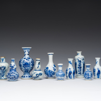 Dix vases miniatures en porcelaine de Chine bleu et blanc, Kangxi
