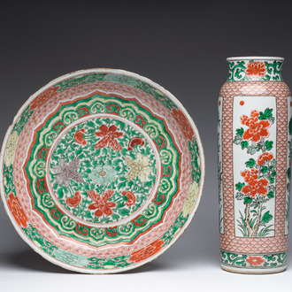 Assiette et vase de forme rouleau en porcelaine de Chine famille verte à décor floral, Kangxi et postérieur