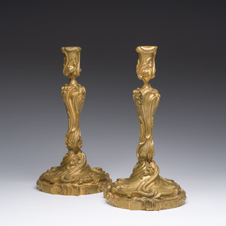 Paire de chandeliers de style Louis XV en bronze doré à décor floral, France, 19ème siècle