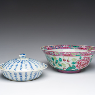 Een Chinese famille rose kom voor de Straits of Peranakan markt en een dekselkom met kalligrafie voor de Thaise markt, 19de eeuw