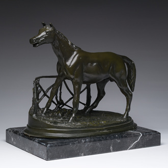 Pierre-Jules Mène (1810-1879): Cheval dans un enclos, bronze à patine verte sur socle en marbre, seconde moitié du 20ème siècle