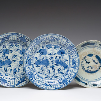 Three Japanese blue and white Arita dishes with floral design, Edo, 17th/19th C.