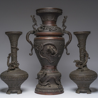 Garniture de trois pièces en bronze à décor de dragons en relief, Japon, Meiji, 19ème siècle