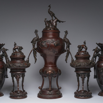 Garniture de cinq pièces en bronze à décor de reliefs animaliers, Japon, Meiji, 19ème siècle