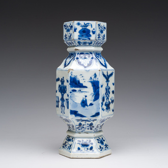 Vase de forme hexagonale en porcelaine de Chine bleu et blanc à décor de figures dans un paysage et d'antiquités, Kangxi