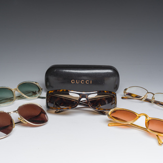 Quatre paires de lunettes de soleil et une paire de lunettes de lecture, Bulgari, Christian Dior, Gucci et Yves Saint Laurent, 20ème siècle
