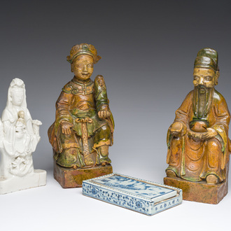 Une paire de figures à émail sancai, une Guanyin en blanc de Chine de Dehua et une boîte couverte en bleu et blanc, Chine, Kangxi et postérieur