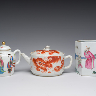 Deux théières couvertes et un pot à pinceaux à décor figuratif en porcelaine de Chine famille rose et rouge de fer, 19ème/20ème siècle