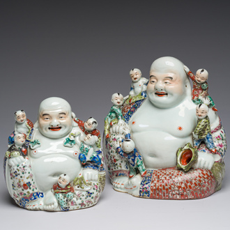 Deux figures de Bouddha avec enfants en porcelaine de Chine famille rose, 19ème/20ème siècle