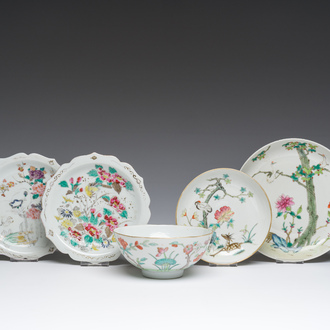 Quatre assiettes et un bol en porcelaine de Chine famille rose à décor floral et d'animaux, 19ème/20ème siècle