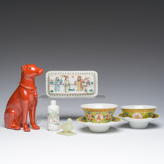 Collection variée en porcelaine de Chine famille rose et rouge monochrome et un canard en jade, 19ème/20ème siècle