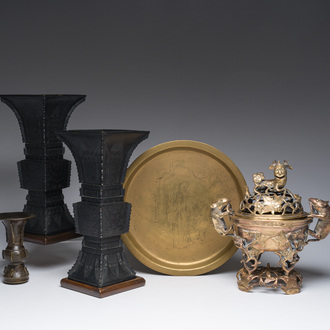 Brûle-parfum ajouré, un plat à décor gravé et trois vases en bronze, Chine, 19ème/20ème siècle