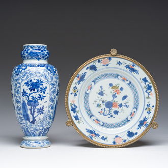 Vase en porcelaine de Chine bleu et blanc et un plat famille verte à monture en bronze doré, Kangxi