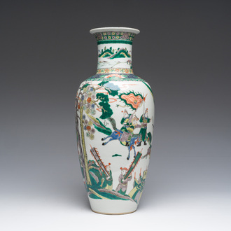 Vase en porcelaine de Chine famille verte à décor de scènes de bataille, marque de Kangxi, 19ème siècle