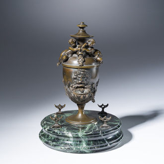 Lampe à huile en forme de fontaine avec une corne d'abondance, bronze à patine brune sur un socle en marbre vert de mer, fin du 19ème s.