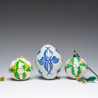 Ornement de forme ovale bleu et blanc et une paire polychrome, Kutahya, Turquie, 18ème/19ème siècle