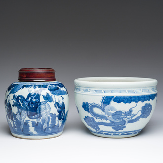 Petit brûle-parfum en porcelaine de Chine en bleu et blanc à décor d'un dragon et un pot au couvercle en bois, 19ème/20ème siècle