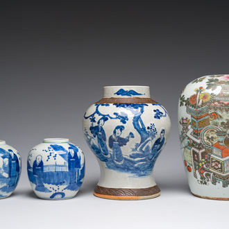 Trois vases en porcelaine de Chine bleu et blanc et un pot qianjiang cai à décor d'antiquités, 19ème/20ème siècle