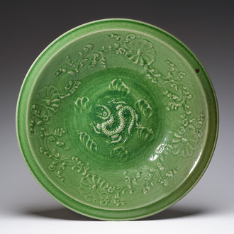 Important plat à décor de dragon en porcelaine céladon monochrome, Chine ou Vietnam, 19ème/20ème siècle