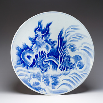 Imposant plat en porcelaine de Japon bleu et blanc à décor de dragon, probablement Arita, Meiji, 19ème siècle