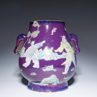 Vase de forme 'hu' en porcelaine de Chine à décor figuratif sur fond flambé, 20ème siècle