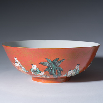 Bol en porcelaine de Chine famille verte à décor de garçons jouant sur fond rouge de corail, 19ème/20ème siècle