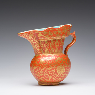 Vase à suspendre en porcelaine de Chine à décor doré de rinceaux de lotus sur fond rouge de corail, marque de Qianlong, 20ème siècle