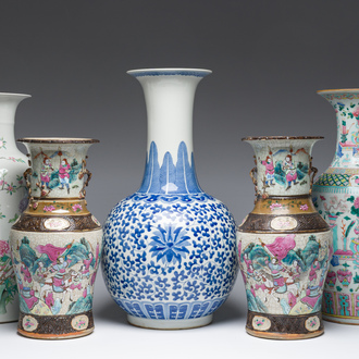 Cinq vases en porcelaine de Chine bleu, blanc et famille rose, 19ème/20ème siècle