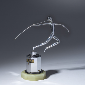 Pendule de table 'partner duo' en métal chromé sur un socle en marbre onyx et surmontée d'un lanceur de javelot, Jaeger LeCoultre, années 30