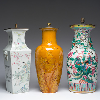 Trois vases en porcelaine de Chine famille rose, qianjiang cai et monochrome transformés en lampes, 19ème/20ème siècle