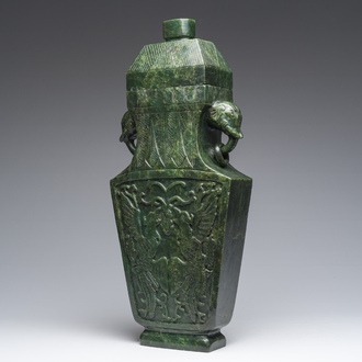 Grand vase couvert en jadéite vert épinard à décor de phénix et d'anses en forme de têtes d'éléphant, Chine, 20ème siècle
