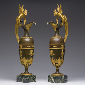 Importante paire de verseuses Empire en bronze doré et patiné sur socles en marbre, attribué à Claude Galle, vers 1800-1810