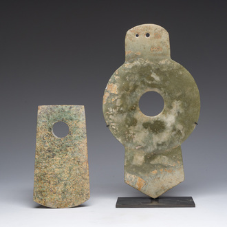 Un disque bi et une hache rituelle en jade, Chine, probablement Liangzhu et période des Royaumes combattants