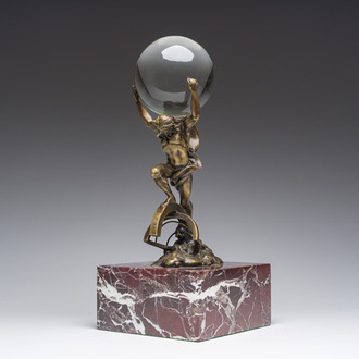 Atlas en bronze doré portant un globe en verre monté sur une base en marbre Rosso Levanto, Italie, 19ème/20ème siècle