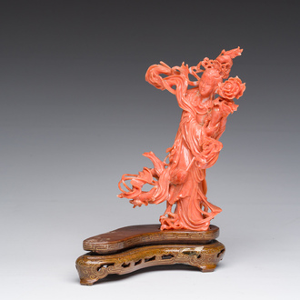 Figure d'une dame avec une branche fleurie en corail rouge sculpté, Chine, 19ème/20ème siècle