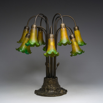 Lampe de table de style Art nouveau en métal patiné à douze lumières inspirée de l'emblématique lampe 'Tiffany Pond Lily', 21ème siècle