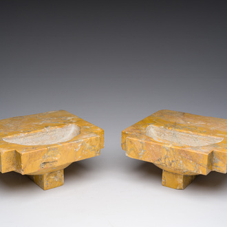 Paire de bénitiers de style Art Déco en marbre jaune Giallo Siena, 20ème siècle