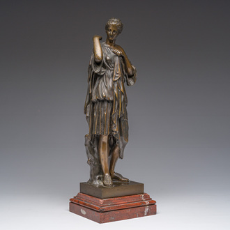 Après les antiques: Diane de Gabies, bronze à patine brune sur socle en marbre rouge, 19ème siècle