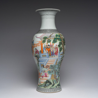 Vase de forme balustre en porcelaine de Chine famille rose à décor d'immortels dans un jardin de palais, marque de Qianlong, République, 20ème siècle