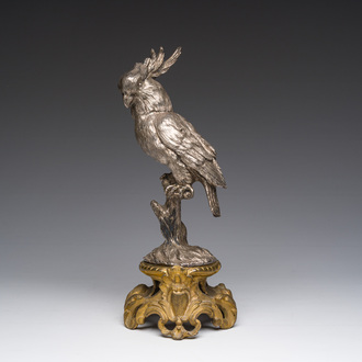 École française: Un cacatoès, cuivre argenté sur un socle de style Louis XV en bronze doré, 19ème/20ème siècle