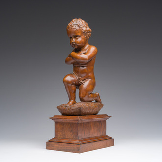 Sculpture en noyer d'un jeune homme agenouillé sur un coussin à décor floral, Italie, 19ème siècle