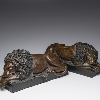 Antonio Canova (1757-1822, après): Paire de lions couchés, bronze à patine brune, 20ème siècle