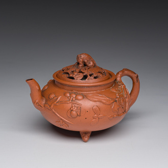 Théière tripode en grès de Yixing au couvercle ajouré, Chine, 18ème siècle